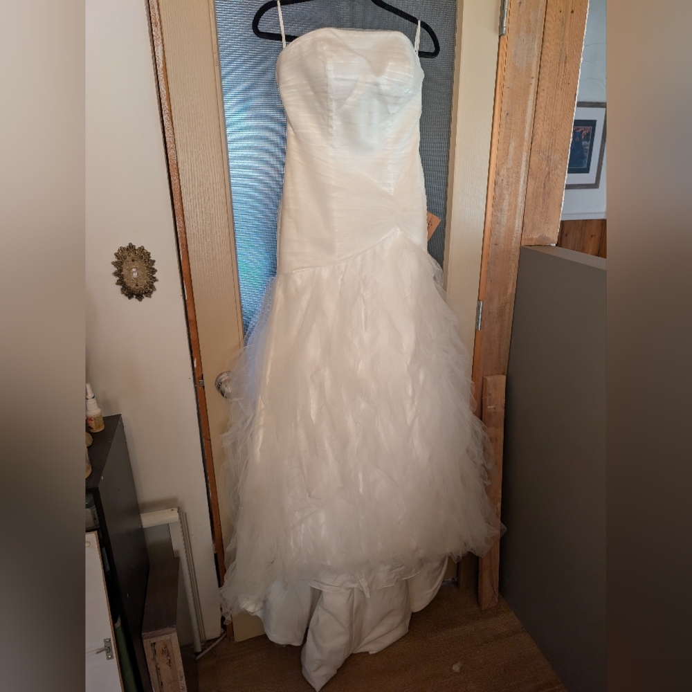 Elegant White Strapless Wedding Dress